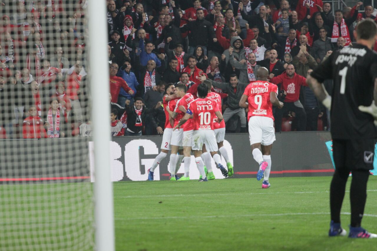 טירוף ביציעים. שני שערים לרשת של בית''ר (צילום: בן בודה)